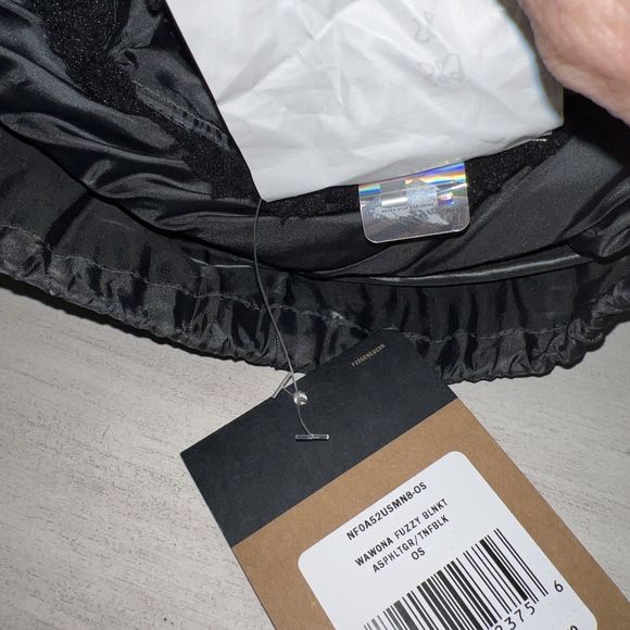 The North Face - Fuzzy Wawona Blanket - Asphalt Gr/TNF Black - Poncho - Picture 2 of 5